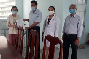 Trao Quyết định hoàn thành cách ly theo qui định tại Trạm y tế xã Mỹ Lộc